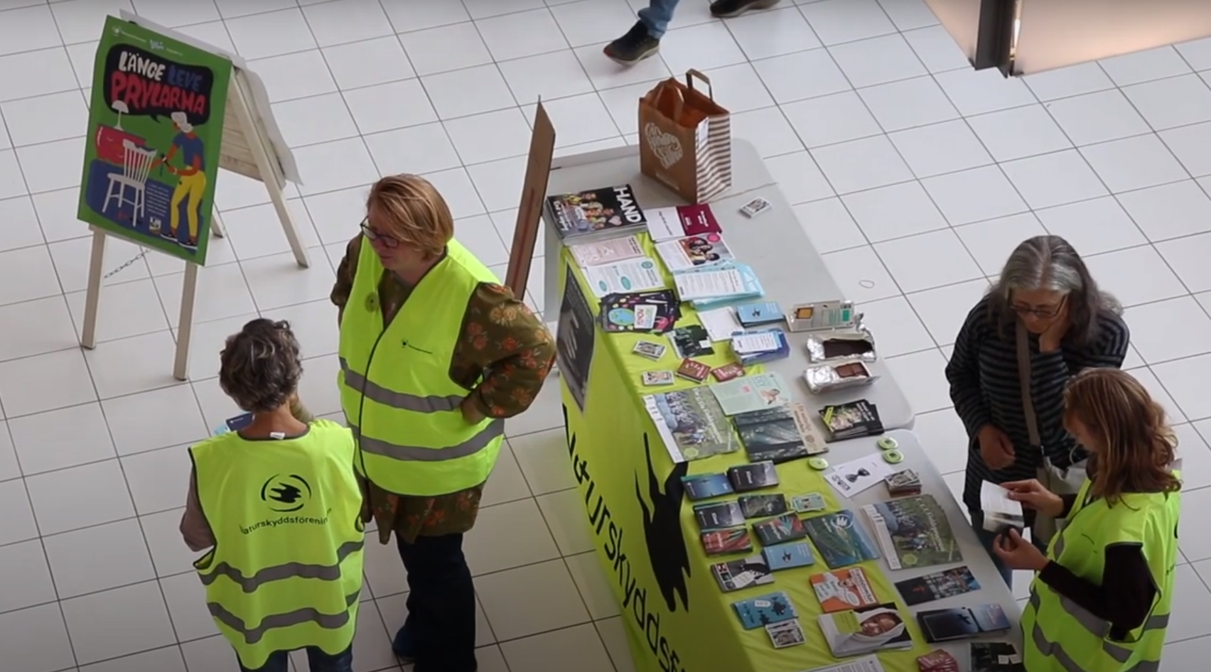 Naturskyddsföreningen vid ett bord på Marieberg galleria