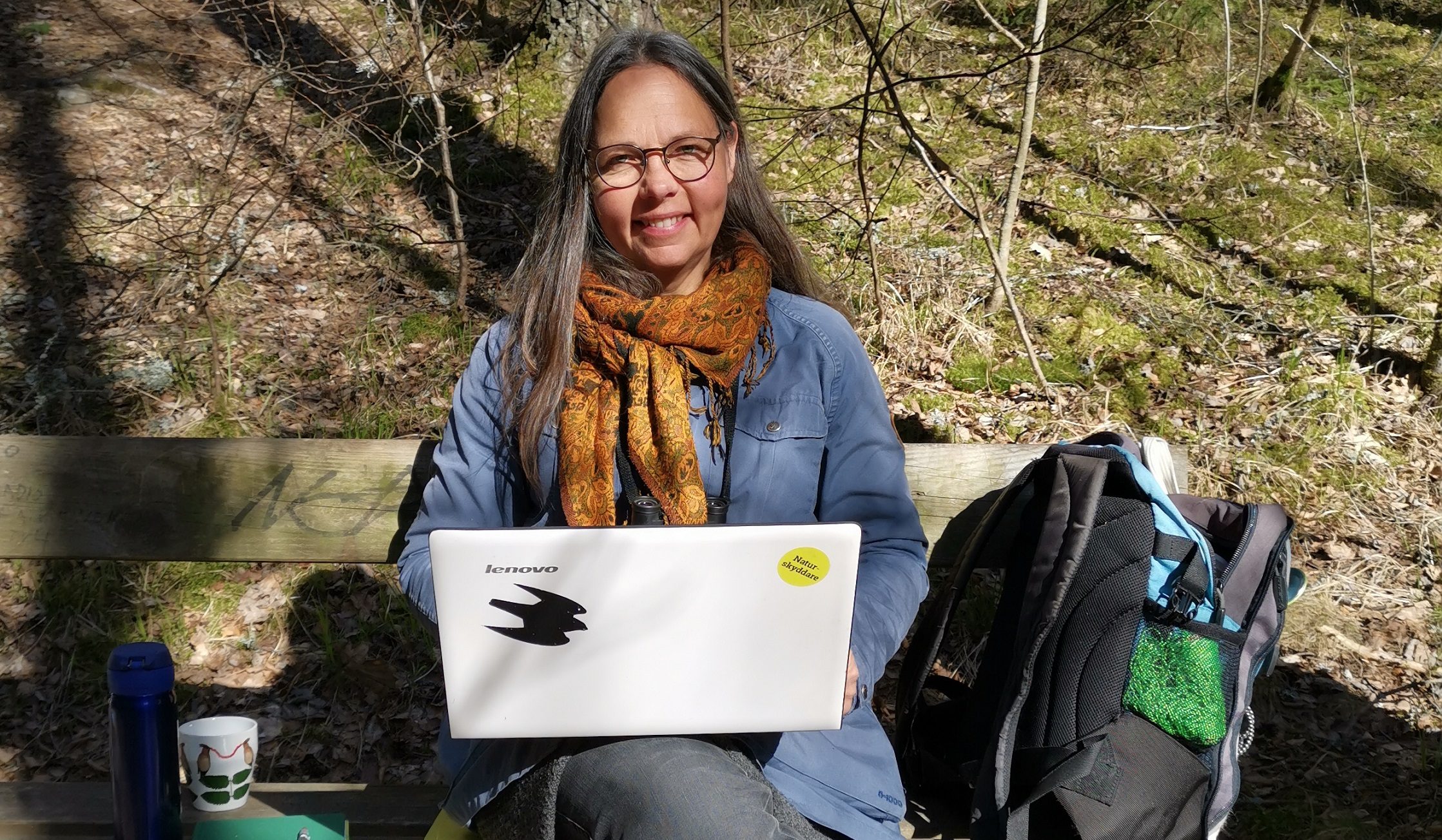 Kajsa på en bänk i naturen