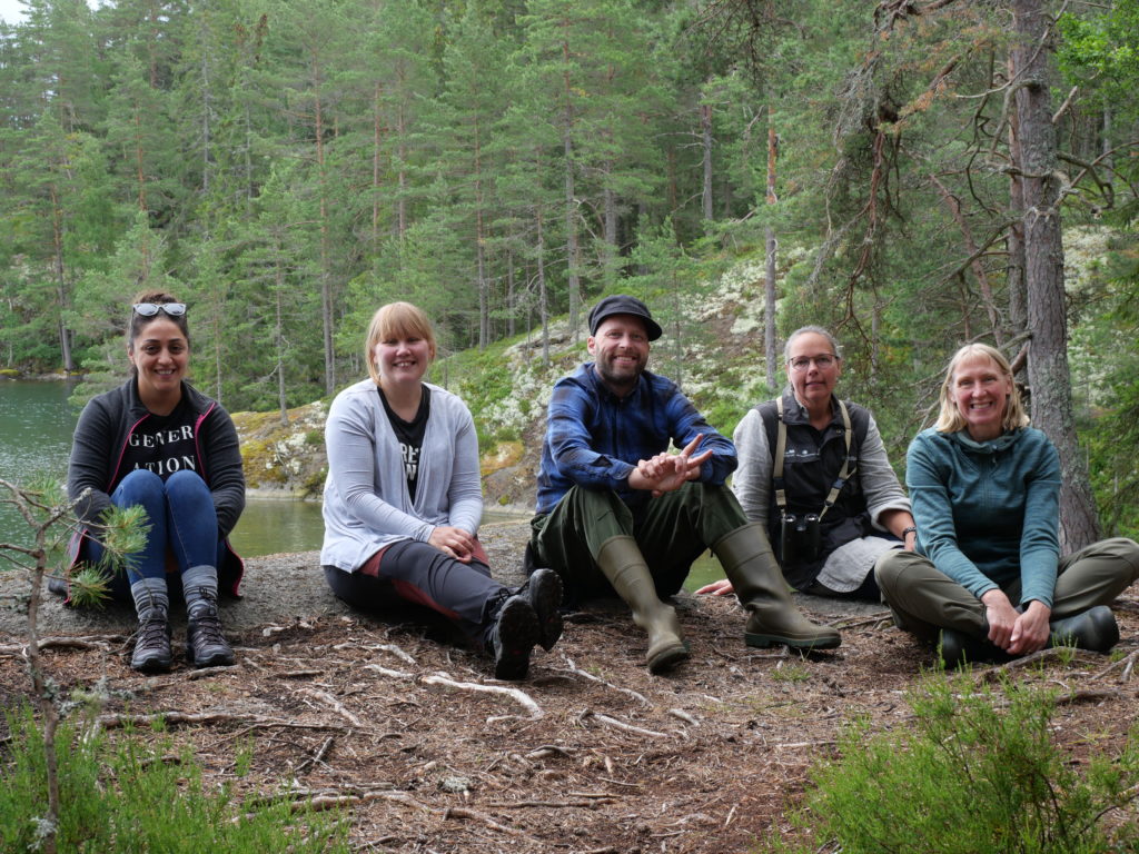 Hala. Eva, David, Kajsa och Ankie på marken i skogen